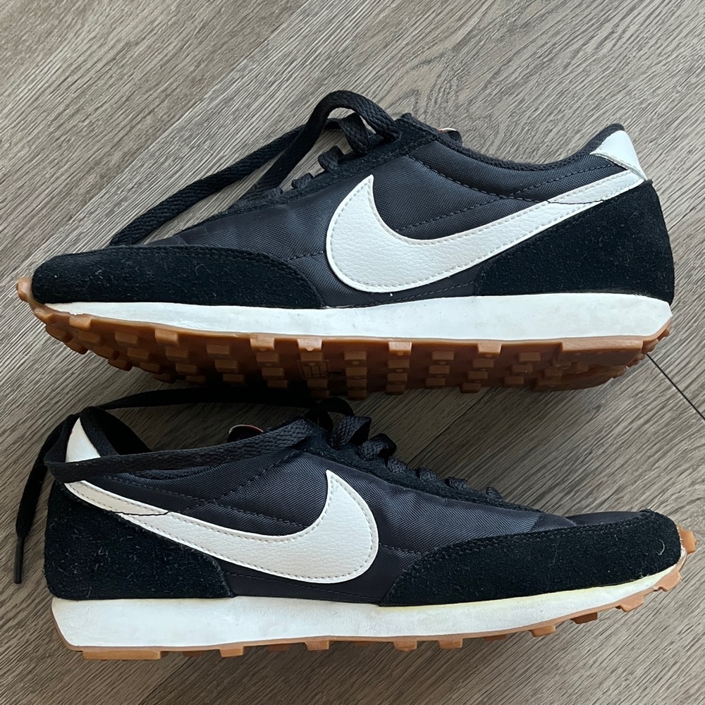 NIKE | Classic Retro Sneaks - Picture 5 of 6